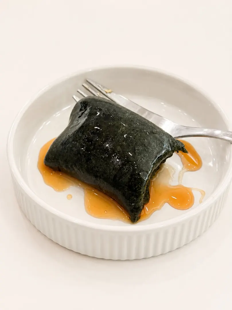 하얀 접시에 담고 시럽을 두른 쑥떡